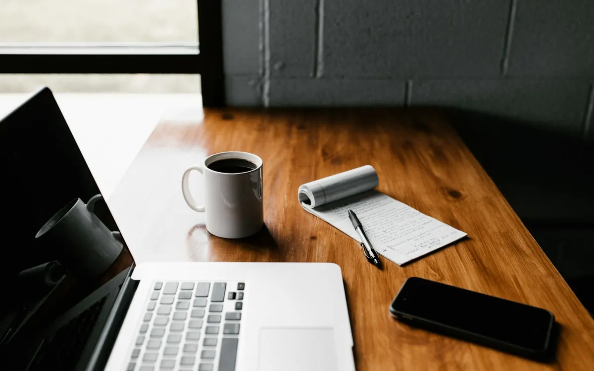 Carnet et ordinateur sur un bureau pour préparer une campagne